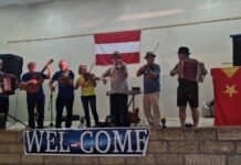 Die Genussgeiger in Äthiopien / Botschaft Addis Abeba Das Bild zeigt die Genussgeiger bei ihrem Auftritt in Wukro/Tigray.