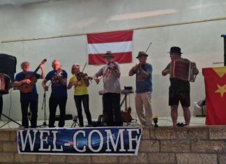 Die Genussgeiger in Äthiopien / Botschaft Addis Abeba Das Bild zeigt die Genussgeiger bei ihrem Auftritt in Wukro/Tigray.