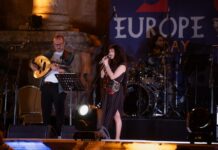 Europe Day Concert / Botschaft Amman Das Bild zeigt das Orwa Saleh Ensemble auf der beleuchteten Bühne des Römischen Theaters in Amman; vor der Bühne sitzen und stehen rund 3 000 begeisterte Besucher:innen.
