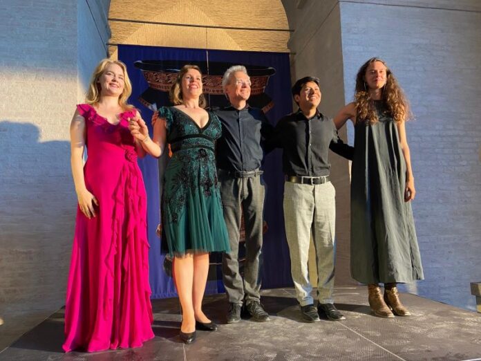 Bild: Frau Generalkonsulin Dr. Eva Maria Ziegler Das Bild zeigt: Vizedirektor Dr. Christian Gliwitzky (Konservator Glyptothek Staatliche Antikensammlung München), Pianist Klaus Eibensteiner, Sopranistin Celina Hubmann, Prof. Heinz Lukas-Kindermann, Tenor Rodrigo Alegre, Mezzosopranistin Olga Levtcheva, Sprecherin Anouk Warter
