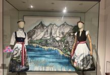 Hallstatt- Austrian’s Heart of Gold in Shanghai / Generalkonsulat Shanghai Das Bild zeigt die Ausstellungswerke von Sabine Linke Links und Rechts eine Puppe im Dirndl mit schöner handbemalter Schürze. In der Mitte im Hintergrund ein gemaltes Bild von Hallstatt,