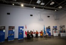 30 Jahre Österreich in der EU / Botschaft Kyjiw Auf dem Foto ist das Ensemble zwischen den Ausstellungspanelen zu sehen.