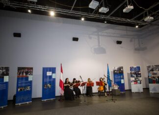 30 Jahre Österreich in der EU / Botschaft Kyjiw Auf dem Foto ist das Ensemble zwischen den Ausstellungspanelen zu sehen.