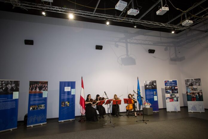 Auf dem Foto ist das Ensemble zwischen den Ausstellungspanelen zu sehen.
