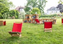 Library Under the Treetops / Kulturforum Laibach Das Bild zeigt ein Bücherregal aus dem Projekt Library Under the Treetops.