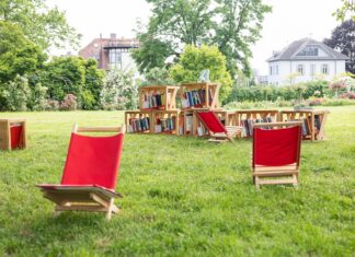 Library Under the Treetops / Kulturforum Laibach Das Bild zeigt ein Bücherregal aus dem Projekt Library Under the Treetops.