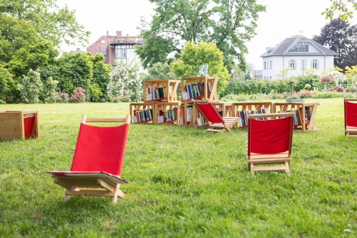 c) Katja Kodba für ÖKF Laibach Das Bild zeigt ein Bücherregal aus dem Projekt Library Under the Treetops.