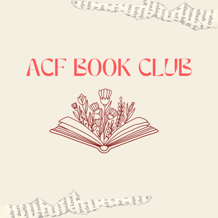 Bild: Kulturforum London Das Bild zeigt das Logo des ACF Book Clubs. Es handelt sich um den Schriftzug ‚ACF Book Club‘ in Rot auf beigem Hintergrund, darunter die dunkelroten Umrisse eines aufgeschlagenen Buches, aus dem Blumen sprießen.