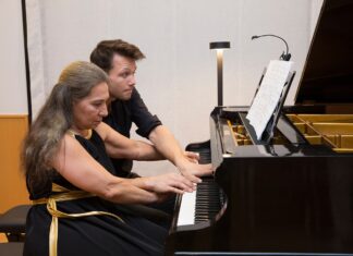 Hommage an Friedrich Cerha / Kulturforum Madrid Das Bild zeigt Janna Polyzoides und Markus Koropp am Klavier.