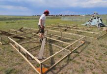 kunst+klima – Nomad Spirit Mongolei / Kulturforum Peking Der österreichische Künstler Linus Riepler errichtet eine monumentale Skulptur aus Holz und Filz inmitten der mongolischen Steppe.