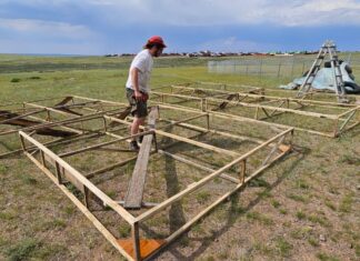 kunst+klima – Nomad Spirit Mongolei / Kulturforum Peking Der österreichische Künstler Linus Riepler errichtet eine monumentale Skulptur aus Holz und Filz inmitten der mongolischen Steppe.