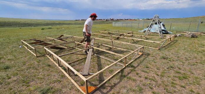 Foto: © Nomad Spirit / Linus Riepler, 2025 – mit freundlicher Genehmigung von MCASA & EUNIC Cluster Mongolia Der österreichische Künstler Linus Riepler errichtet eine monumentale Skulptur aus Holz und Filz inmitten der mongolischen Steppe.
