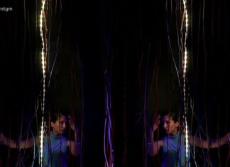 Zeitgenössisches Tanzfestival / Kulturforum Sarajewo Das Bild zeigt die Tänzerin in Bewegung vor schwarzem Hintergrund und zwischen herabhängenden Kabeln.