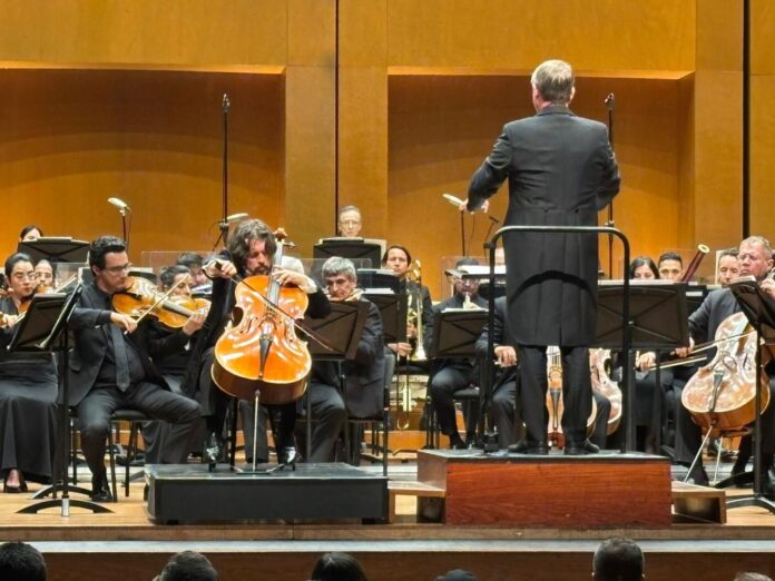 ÖBBogota Auf dem Bild sind der österreichische Cellist Friedrich Kleinhapl und der schwedische Dirigent Joachim Gustafsson gemeinsam auf der Bühne des Teatro Mayor zu sehen.