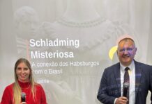 Filmwoche / Botschaft Brasília Das Bild zeigt den Filmautor Günter Fuhrmann mit Erstzugeteilter Judith Schildberger vor dem Kinobildschirm mit der Einblendung des Filmplakats von Geheimnisvolles Schladming - Habsburgs Brasilien Connection".