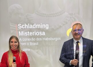 Filmwoche / Botschaft Brasília Das Bild zeigt den Filmautor Günter Fuhrmann mit Erstzugeteilter Judith Schildberger vor dem Kinobildschirm mit der Einblendung des Filmplakats von Geheimnisvolles Schladming - Habsburgs Brasilien Connection".