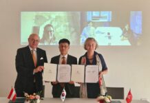 Gwangju Biennale 2026 – Österreich-Pavillon/ Botschaft Seoul Botschafter Wolfgang Angerholzer, Gwangju Biennale Generalsekretär Kim Yosung, Botschafterin Dagmar Schmidt-Tartagli bei der Unterzeichnung der MoU