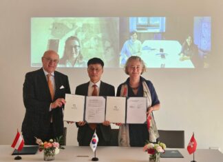 Gwangju Biennale 2026 – Österreich-Pavillon/ Botschaft Seoul Botschafter Wolfgang Angerholzer, Gwangju Biennale Generalsekretär Kim Yosung, Botschafterin Dagmar Schmidt-Tartagli bei der Unterzeichnung der MoU