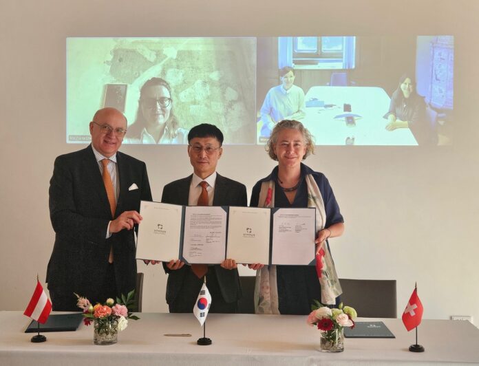 Bild:: ÖB Seoul/ ES Jung Botschafter Wolfgang Angerholzer, Gwangju Biennale Generalsekretär Kim Yosung, Botschafterin Dagmar Schmidt-Tartagli bei der Unterzeichnung der MoU