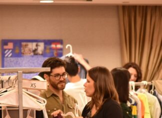 Sustainable Fashion Futures / Kulturforum Washington und Botschaft Washington Das Bild zeigt mehrere Gäste während des nachhaltigen Kleidertauschs an der Österreichischen Botschaft Washington.