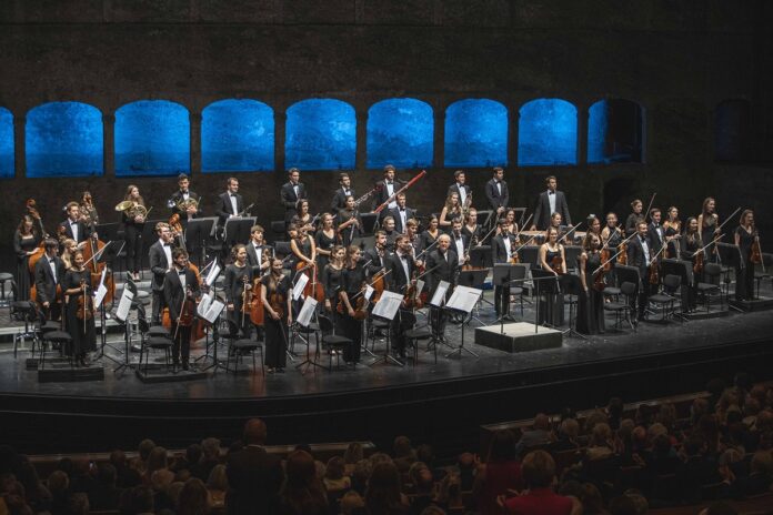 Bild: ©SF / Marco Borrelli Das Bild zeigt das das Orchester bei den Salzburger Festspielen 2021 unter Hanfred Honeck