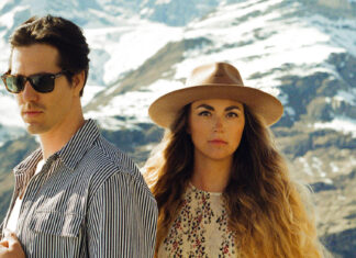 Cari Cari beim 32. IKSV Jazz Festival / Kulturforum Istanbul Das Bild zeigt das österreichische Duo Cari Cari, bestehend aus Stephanie Widmer und Alexander Köck, vor der Kulisse einer verschneiten Berglandschaft.