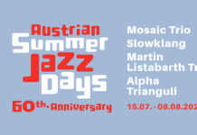 Austrian Summer Jazz Days / Kulturforum Warschau Das Bild zeigt ein grafisch gestaltetes Plakat auf hellblauem Hintergrund. In der Mitte steht in großen, stilisierten Buchstaben der Titel der Konzertreihe: „Austrian Summer Jazz Days“, teils in Weiß, teils in Rot. Darunter steht in Rot: „60th Anniversary“. Rechts sind die Namen der vier auftretenden Ensembles in weißer Schrift aufgelistet: Mosaic Trio, Slowklang, Martin Listabarth Trio und Alpha Trianguli. Darunter ist in roter Schrift das Veranstaltungsdatum zu sehen: „15.07. – 08.08.2025“. Am linken Rand steht vertikal in Weiß und Rot „austriackie forum kultury waw 60 lat“.