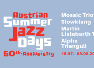 Austrian Summer Jazz Days / Kulturforum Warschau Das Bild zeigt ein grafisch gestaltetes Plakat auf hellblauem Hintergrund. In der Mitte steht in großen, stilisierten Buchstaben der Titel der Konzertreihe: „Austrian Summer Jazz Days“, teils in Weiß, teils in Rot. Darunter steht in Rot: „60th Anniversary“. Rechts sind die Namen der vier auftretenden Ensembles in weißer Schrift aufgelistet: Mosaic Trio, Slowklang, Martin Listabarth Trio und Alpha Trianguli. Darunter ist in roter Schrift das Veranstaltungsdatum zu sehen: „15.07. – 08.08.2025“. Am linken Rand steht vertikal in Weiß und Rot „austriackie forum kultury waw 60 lat“.