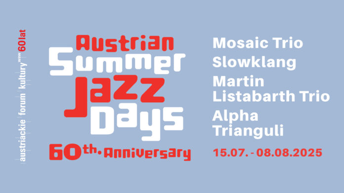 Das Bild zeigt ein grafisch gestaltetes Plakat auf hellblauem Hintergrund. In der Mitte steht in großen, stilisierten Buchstaben der Titel der Konzertreihe: „Austrian Summer Jazz Days“, teils in Weiß, teils in Rot. Darunter steht in Rot: „60th Anniversary“. Rechts sind die Namen der vier auftretenden Ensembles in weißer Schrift aufgelistet: Mosaic Trio, Slowklang, Martin Listabarth Trio und Alpha Trianguli. Darunter ist in roter Schrift das Veranstaltungsdatum zu sehen: „15.07. – 08.08.2025“. Am linken Rand steht vertikal in Weiß und Rot „austriackie forum kultury waw 60 lat“.