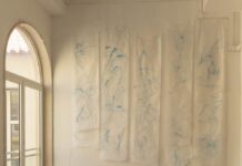 Tage der österreichischen Kultur in Bale / Kulturforum Zagreb Das Bild zeigt fünf Kunstwerke aus der Sammlung How’s the surf? der Künstlerin Angelika Wienerroither, die in einer Galerie ausgestellt wurden. Auf jedem Kunstwerk sind Bewegungen der Wellen, die der Körper beim Surfen erzeugt, mit blauen Tuschezeichnungen dargestellt.