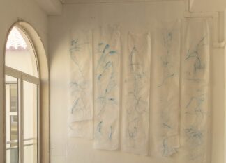 Tage der österreichischen Kultur in Bale / Kulturforum Zagreb Das Bild zeigt fünf Kunstwerke aus der Sammlung How’s the surf? der Künstlerin Angelika Wienerroither, die in einer Galerie ausgestellt wurden. Auf jedem Kunstwerk sind Bewegungen der Wellen, die der Körper beim Surfen erzeugt, mit blauen Tuschezeichnungen dargestellt.