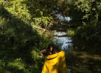 Stripes and Stories! / Botschaft Stockholm Das Bild zeigt ein Werk der österreichischen Künstlerin Janine Maria Schneider