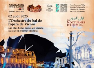 Konzert des Wiener Opernballorchesters / Botschaft Tunis Das Bild zeigt einen Ausschnitt des Orchesters in der Arena sowie Johann Strauß im Portrait .