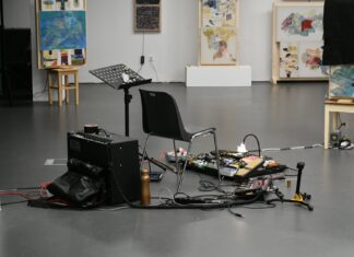 Between Light, Sound and Space / Kulturforum Laibach Das Bild zeigt elektronische Geräte und Bilder die Teil der Performance waren.