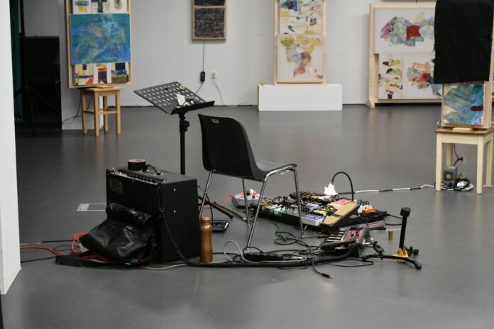 Das Bild zeigt elektronische Geräte und Bilder die Teil der Performance waren.