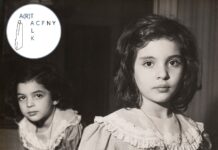 Art Talk – From Trude Fleischmann to Helen Levitt / Kulturforum New York Das Bild zeigt das Plakat der Ausstellung: ein Foto von Trude Fleischmann von zwei kleinen Mädchen in Schwarz Weiss.