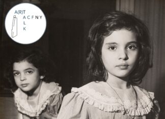 Art Talk – From Trude Fleischmann to Helen Levitt / Kulturforum New York Das Bild zeigt das Plakat der Ausstellung: ein Foto von Trude Fleischmann von zwei kleinen Mädchen in Schwarz Weiss.