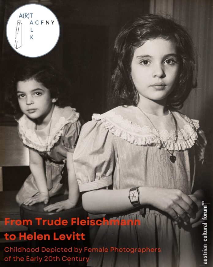 Image: Trude Fleischmann, Sandra and Barbara with Golden Heart Necklaces, 1951, gelatin silver print. Courtesy of Barbara Rosenberg Loss. © Trude Fleischmann Das Bild zeigt das Plakat der Ausstellung: ein Foto von Trude Fleischmann von zwei kleinen Mädchen in Schwarz Weiss.