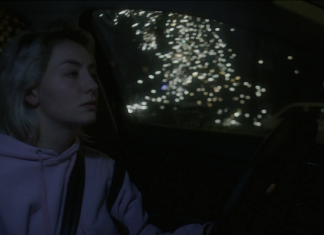 36. Internationales Filmfestival FID Marseille / Kulturforum Paris Das Bild zeigt eine Frau am Steuer in der Nacht