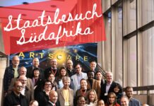 Kultur- und Wissenschaftsdelegation aus Österreich / Kulturforum Pretoria Das Bild zeigt die gesamte Kultur- und Wissenschaftsdelegation; abgebildet auf einer Stiege stehend mit der Leitung des Artscape Theatre Centres in Kapstadt: Übertitelt mit: „Staatsbesuch Südafrika“ und „Kultur und Wissenschaftsdelegation on Tour“.
