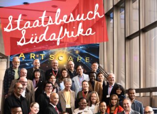 Kultur- und Wissenschaftsdelegation aus Österreich / Kulturforum Pretoria Das Bild zeigt die gesamte Kultur- und Wissenschaftsdelegation; abgebildet auf einer Stiege stehend mit der Leitung des Artscape Theatre Centres in Kapstadt: Übertitelt mit: „Staatsbesuch Südafrika“ und „Kultur und Wissenschaftsdelegation on Tour“.