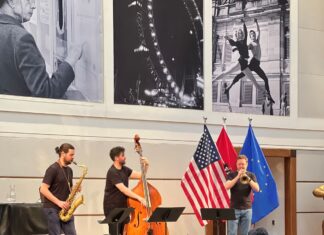 Austrian Jazz Night mit HAEZZ / Kulturforum Washington Das Bild zeigt das HAEZZ Trio während ihres Auftritts auf der Bühne der Botschaft.