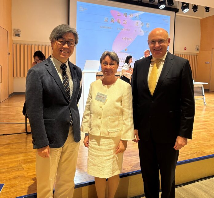 ÖB Seoul Botschafter Angerholzer mit den Organisatoren des Symposiums: Prof. Isolde Schmid-Reiter (EMTA), Prof. Choi Sangho, Generaldirektor der Korea National Opera