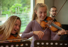 Colluvio Chamber Music Academy / Kulturforum Budapest Das Bild zeigt MusikerInnen des Meisterkurses beim Einstudieren der Werke.