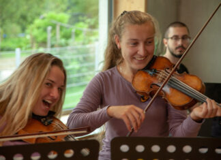 Colluvio Chamber Music Academy / Kulturforum Budapest Das Bild zeigt MusikerInnen des Meisterkurses beim Einstudieren der Werke.