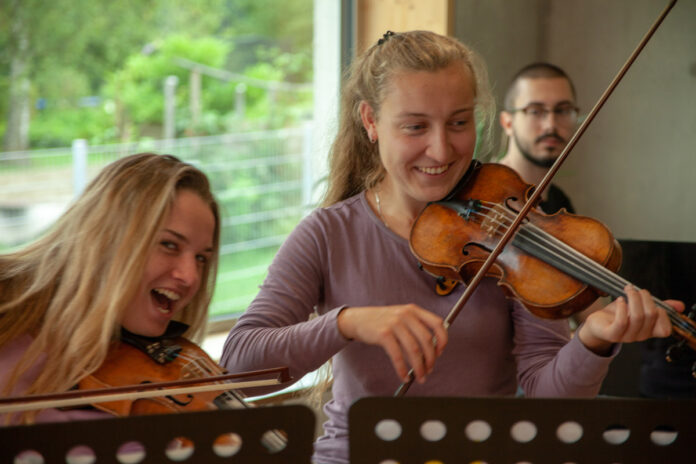 Bild: Olivera Milic Das Bild zeigt MusikerInnen des Meisterkurses beim Einstudieren der Werke.