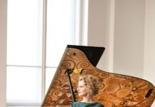 Klimt meets Bösendorfer / Kulturforum Bukarest Das Bild zeigt die Pianistin Alexandra Silocea vor dem Klavier Bösendorfer-VER SACRUM, das mit Motiven von Gustav Klimt bemalt ist.