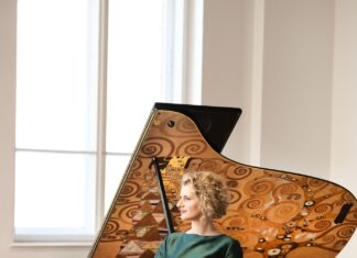 Klimt meets Bösendorfer / Kulturforum Bukarest Das Bild zeigt die Pianistin Alexandra Silocea vor dem Klavier Bösendorfer-VER SACRUM, das mit Motiven von Gustav Klimt bemalt ist.
