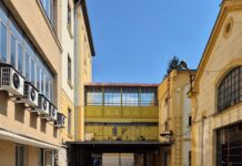 Democracy is fun! / Kulturforum Bukarest Das Bild zeigt die Zigarettenfabrik in Sfântu Gheorghe