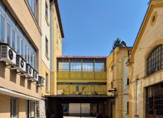 Democracy is fun! / Kulturforum Bukarest Das Bild zeigt die Zigarettenfabrik in Sfântu Gheorghe